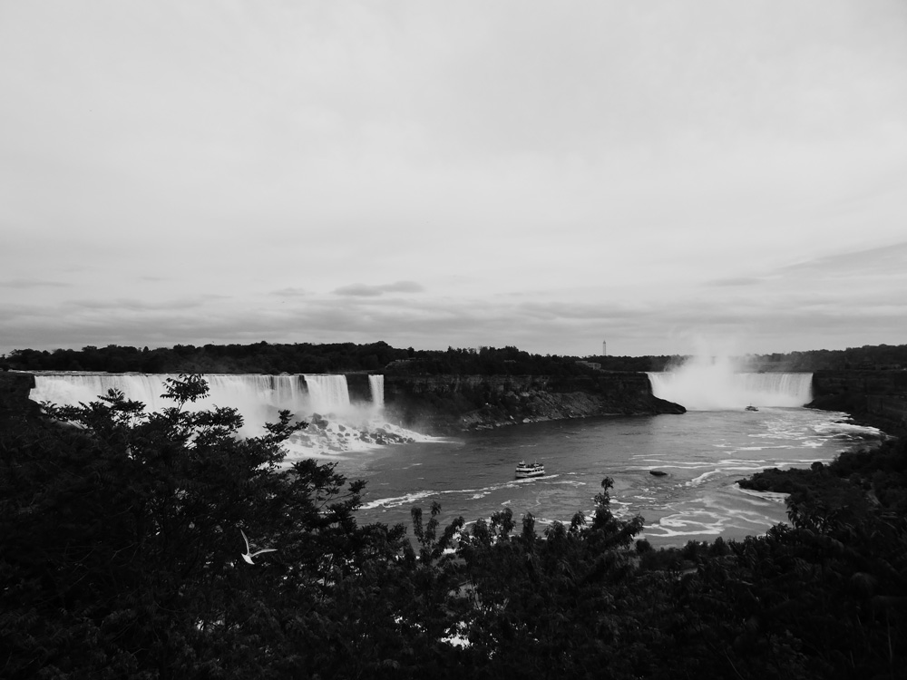 Niagara-in-bianco-e-enro