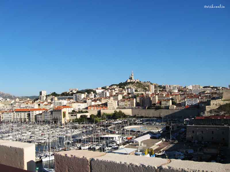 Notre Dame de la Garde vista dal porto di Marsiglia 