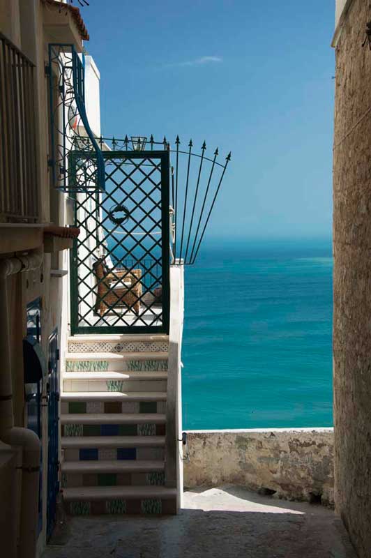 Il mare si apre tra i vicoli di Vieste