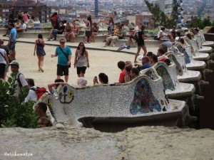 La piazza con la panchina ondulata